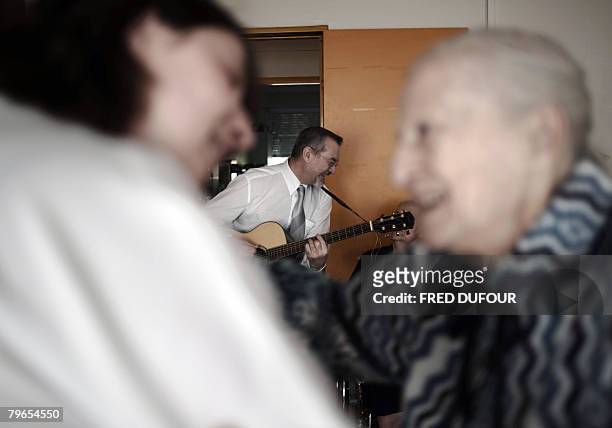 Daniel de Rossi, musicien, se produit devant des patients atteints de la maladie d'Alzheimer, le 07 f?vrier 2008 ? l'h?pital g?riatrique Antoine...
