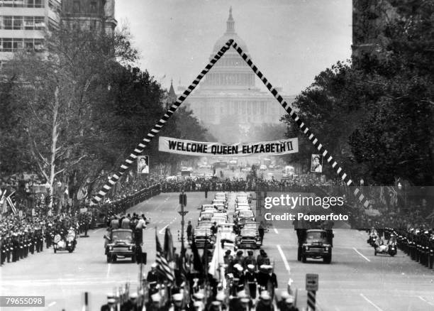 British Royalty, Royal Tour of the United States, pic: 17th October 1957, Washington, USA, The motorcade taking HM, Queen Elizabeth along...