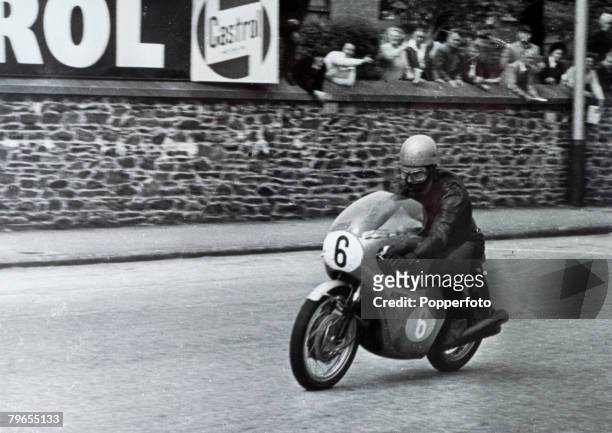 Sport, Motorcycling, Isle of Man TT Races, pic: 11th June 1964, Rhodesia's Jim Redman at speed, riding a Japanese Honda, who won both the 250cc and...