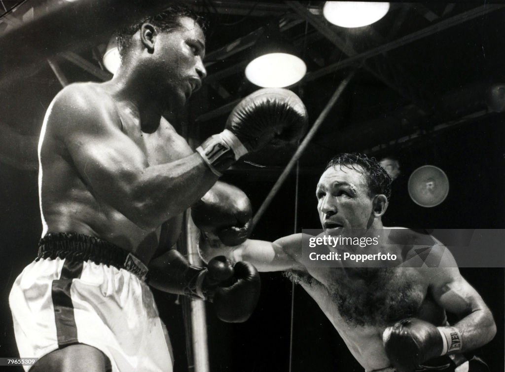 Sport, Boxing, pic: 25th September 1957, World Middleweight Championship in New York, The challenger Carmen Basilio throws a right which the champion Sugar Ray Robinson blocks, The Yankee Stadium fight was won by Basilio on a split decision