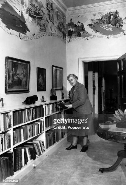 Literature, Personalities, pic: January 1946, English crime writer Agatha Christie pictured in the library at her home Greenway House, Devon,Agatha...
