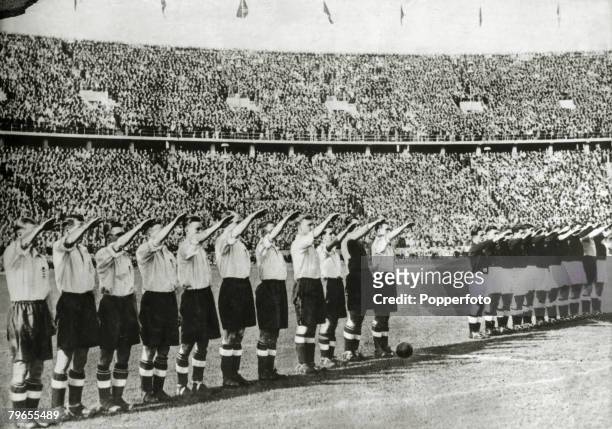 Football, Pre-World War Two, pic: 14th May 1938, Berlin, Prior to their international match with Germany in the Olympic Stadium, the England team...