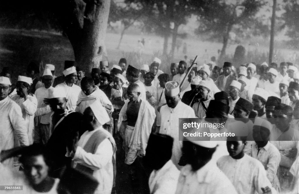 Politics, Personalities, pic: 1930, India's pacifist leader Mahatma Gandhi at the start of his 100 mile March for Independence