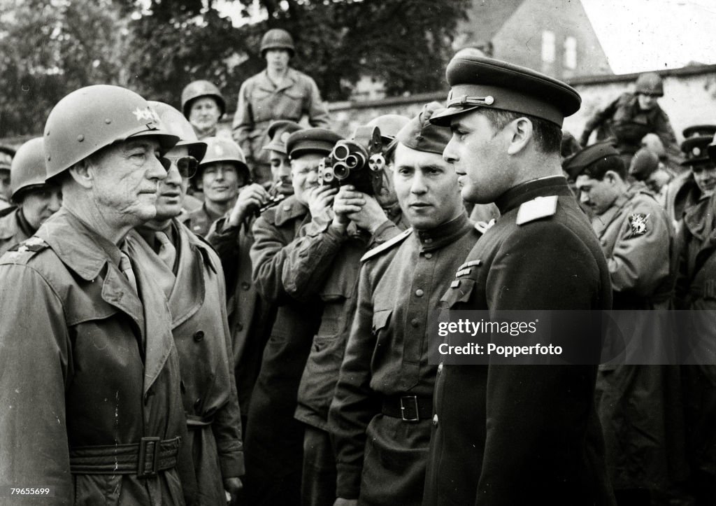 War and Conflict, World War Two, pic: May 1945, Germany, General Courtney Hodges, the U,S, Ist Army Commander meets up with a senior Soviet officer at the River Elbe at Torgau, where the Allies met from the east and west