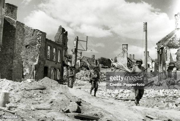 War and Conflict, World War Two, , Invasion of France, pic: June 1944, American troops enter the Normandy town of Saint Sauveur, the town showing the...