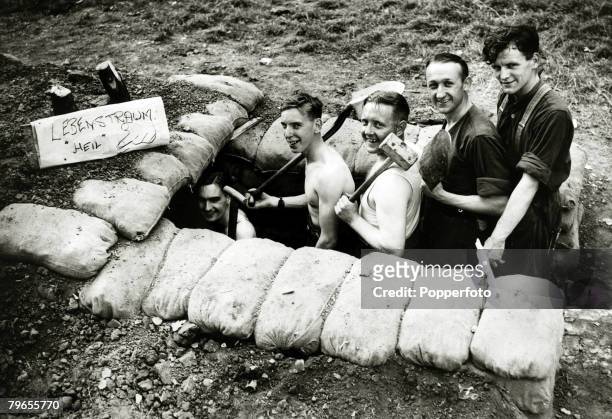 War and Conflict, World War Two, pic: September 1939, Great Britain, Men of an anti-aircraft battery in London at their dug-out which they have...