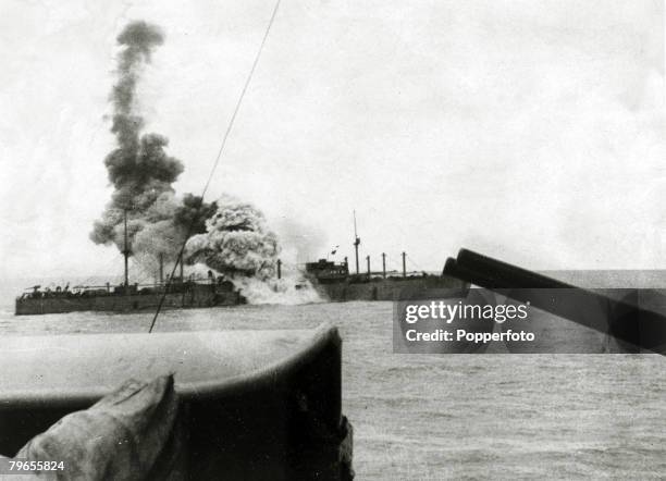 War and Conflict, World War Two, Sea War, pic: 1939, The "Doric Star" blows up after being hit by a torpedo from the "Admiral Graf Spee" the German...