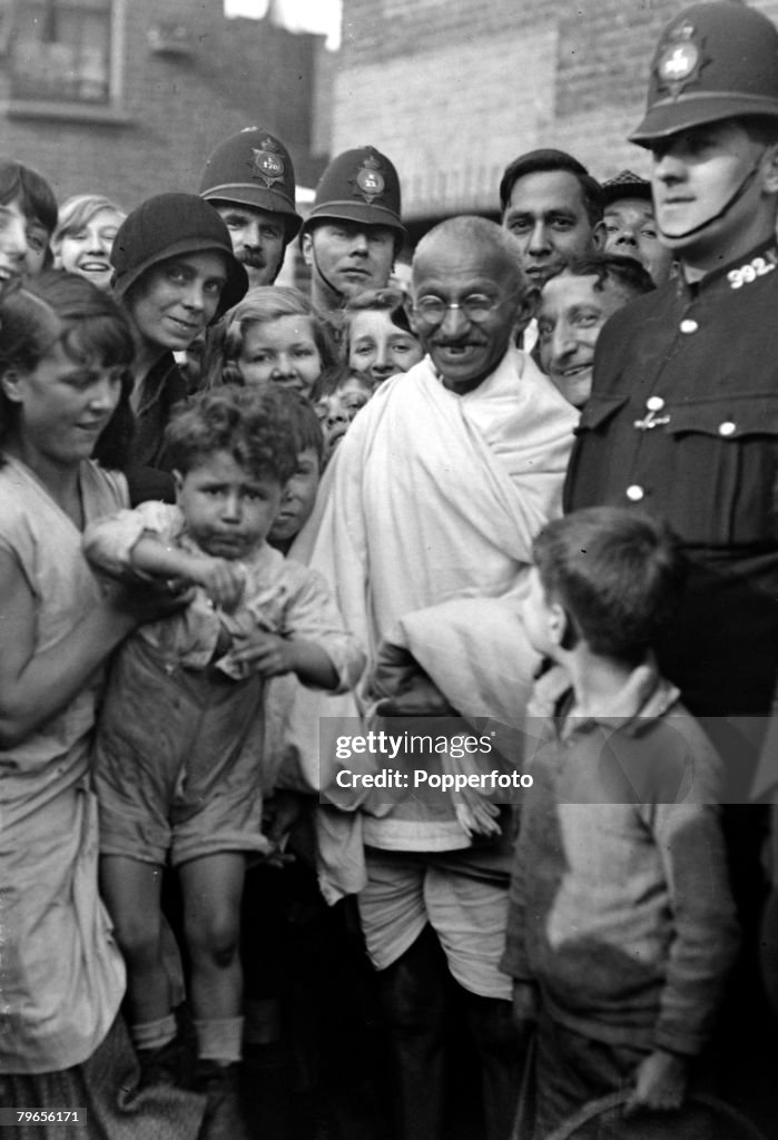 Personalities, India, pic: 1931, Indian spiritual and political leader Mahatma Gandhi, centre, pictured in Bow, London, surrounded by an enthusiastic crowd before he was to attend a round table conference in the city