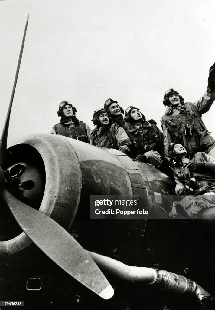 War and Conflict, World War Two, Aviation, pic: circa 1940, Polish airmen, training with the RAF watching aircraft take off as sit on the engine of a Vickers "Wellington" a medium bomber used by the RAF