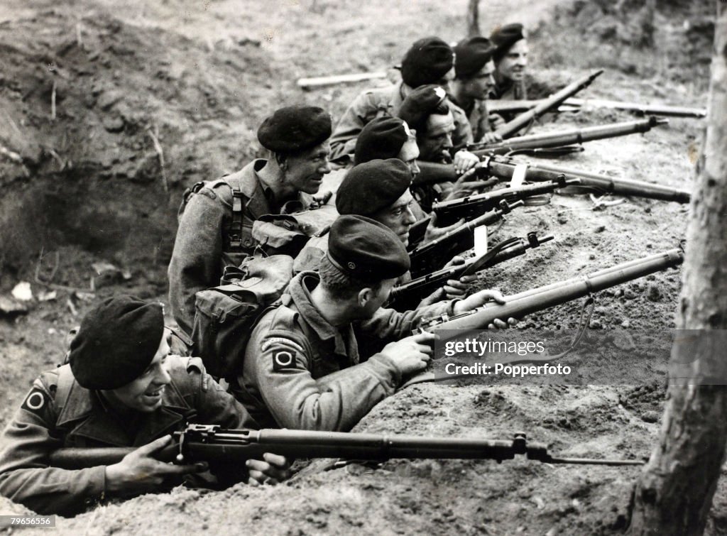 War and Conflict, The Korean War, pic: 9th May 1951, British soldiers of the 1st Battalion the Gloucestershire Regiment after fighting their way out of a Communist encirclement pictured taking up new defensive positions