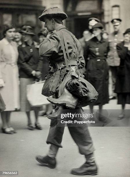 War and Conflict, World War II, pic: May/June 1940, The Battle of Dunkirk, A British soldier at a London railway station having been evacuated from...