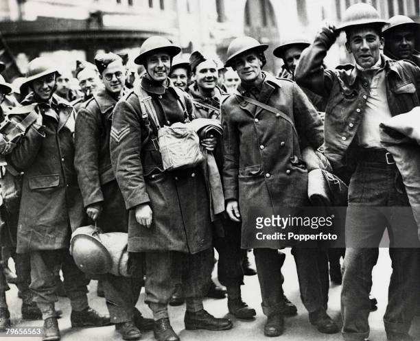 War and Conflict, World War II, pic: May/June 1940, The Battle of Dunkirk, Men of the British Expeditionary Force in good spirits as they arrive at a...