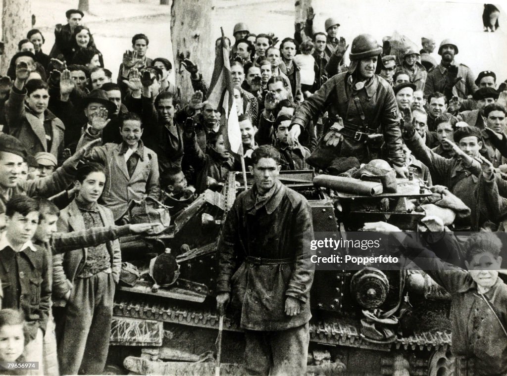 War and Conflict, Spanish Civil War (1936-1939), pic: 1st April 1939, Nationalist soldiers and their tank welcomed on to the streets of Madrid by young and old who are giving the fascist salute, Madrid formerly a loyalist stronghold fell to General Franco