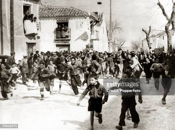 War and Conflict, Spanish Civil War , pic: 1st April 1939, Jubilation in the village of Templique near Madrid after the capital had surrendered to...
