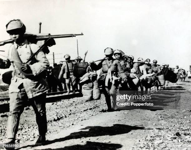 War and Conflict, Chinese Civil War, , pic: 17th December 1948, The retreating Nationalist forces, their equipment slung on poles, flee in the...