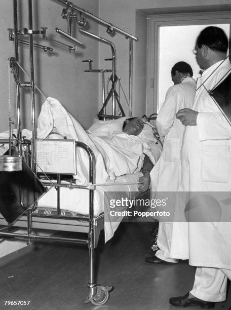 Sport, Football, Munich Air Disaster, Munich, pic: 8th February 1958, Captain Ken Rayment lies injured in hospital in Munich, Captain Rayment was...