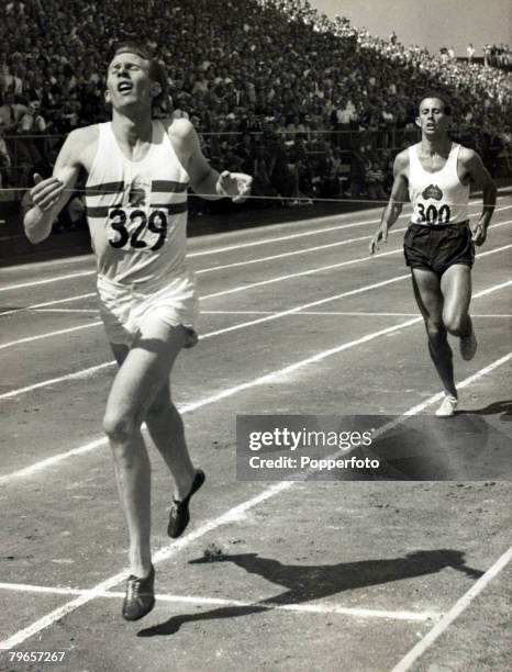 Sport, Athletics, pic: 7th August 1954, British Empire Games in Vancouver,Great Britain's Roger Bannister leads Australia's John Landy breaking the...