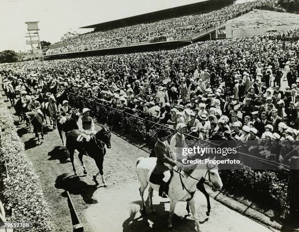 Sport/Horse Racing, Melbourne,Australia, pic: circa 1930, Horse racing taking place at Flemington Rcecourse, Melbourne, with the horses and riders...