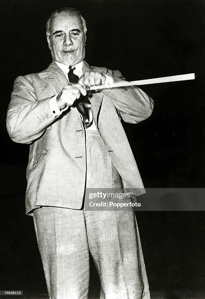 Music, Personalities, pic: circa 1950's, Sir Thomas Beecham, (1879-1961) with the conductor's baton, Sir Thomas Beecham , English conductor and impresario founded the Royal Philharmonic Orchestra in 1946