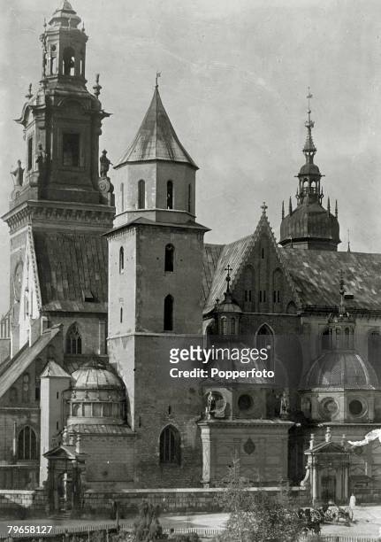 Countries, Poland, pic: circa 1910, Cracow, The Cathedral of St, Stanislaus, adjoining the Old Royal Palace on Wawel Hill above the River Vistula