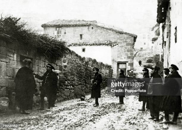 War and Conflict, Spain, Unrest, pic: 1930's, Gendarmes and Civil Guards summoning a suspected Communist from his home in Saragossa after many...