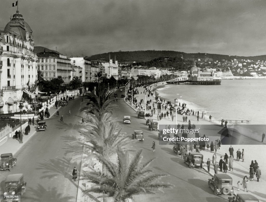 People, Holidays, pic: circa 1930, The scene at Nice on the French Riviera, showing the Promenade Des Anglais