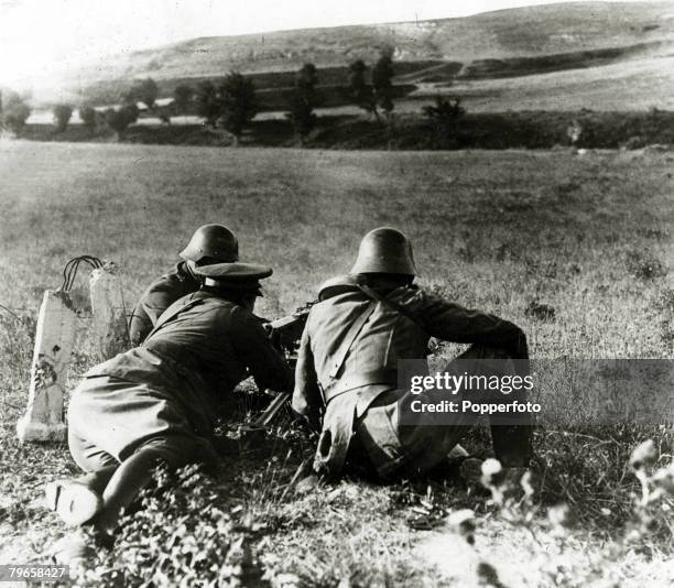 War and Conflict, Spanish Civil War , pic: 1936, Patriot machine-gunners operating in the Irun sector of Northern Spain, With what started as a...