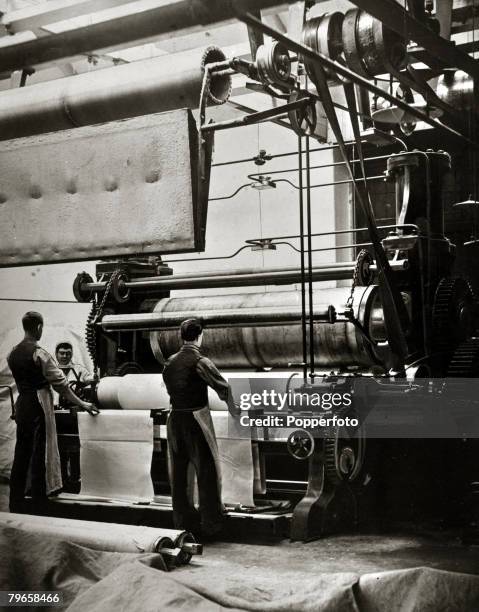 England, Circa 1900, A hydraulic mangle in operation at a linen factory in England