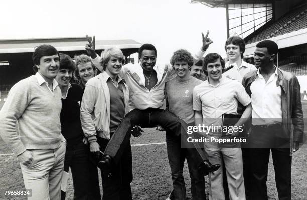 5th January 1981, Former Brazilian star Pele at Highbury with the Arsenal players, l-r, Brian Talbot, Brian McDermott, Peter Nicholas, John Devine,...