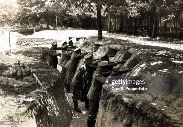 War and Conflict, World War I, 1914-1918, German soldiers manning a novel form of trench in Galicia