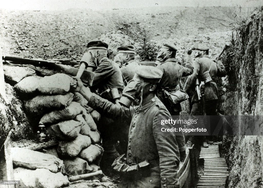 War and Conflict, World War I, (1914-1918), Battle of the Somme, France, 1916, German soldiers preparing to throw hand-grenades from a trench near Chemin Des Dames