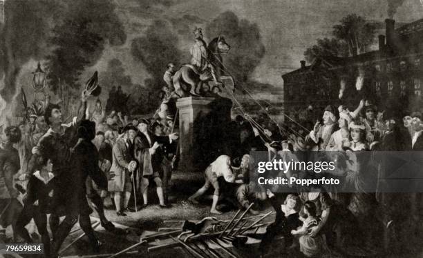 War and Conflict, Illustration, American War of Independence The tearing down of the statue of King George III on Bowling Green, New York to...