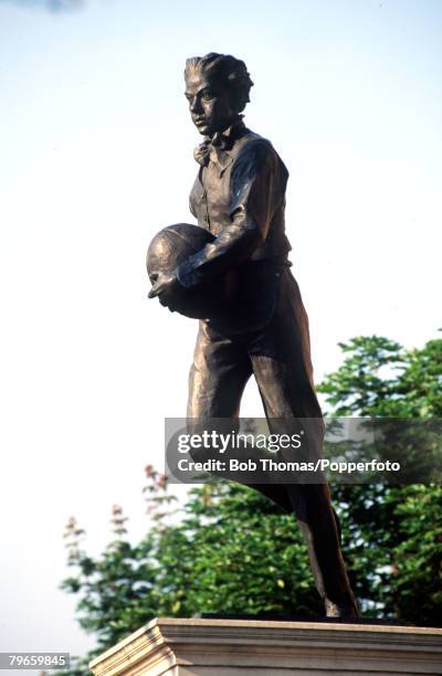 Sport, Rugby Union, July 2002, Rugby, England, The statue of William Webb Ellis , the Rugby schoolboy who inspired the game of Rugby Union in 1823
