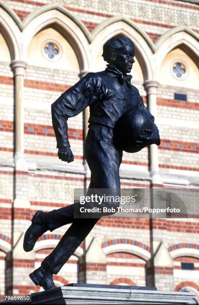 Sport, Rugby Union, July 2002, Rugby, England, The statue of William Webb Ellis , the Rugby schoolboy who inspired the game of Rugby Union in 1823