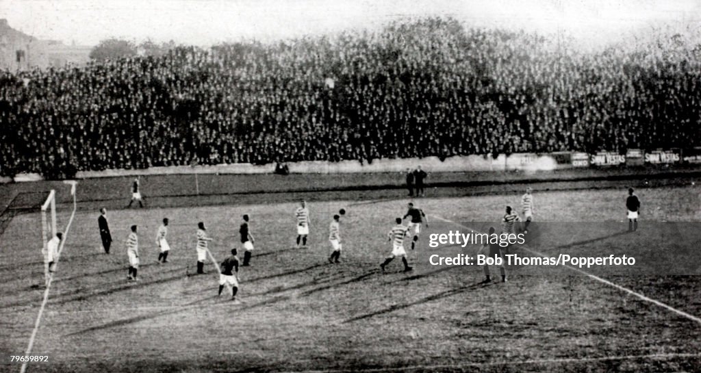 Sport,Football, 1908 F,A,Charity Shield, Manchester United,4, v Queens Park Rangers,0, at Chelsea, after a drawn game 1-1, Action from the game, Queens Park Rangers, (in hoops), between the League Champions and the winners of the Southern League watched b