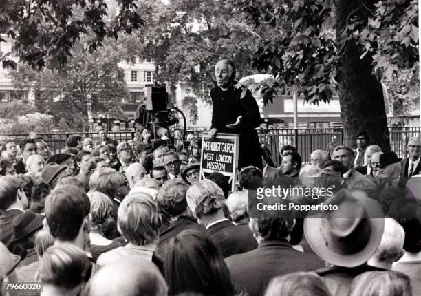 Preaching/Debate, England, 19th July 1970, Methodist Minister Lord Soper holds forth at London's Speakers Corner against sending arms to South Africa