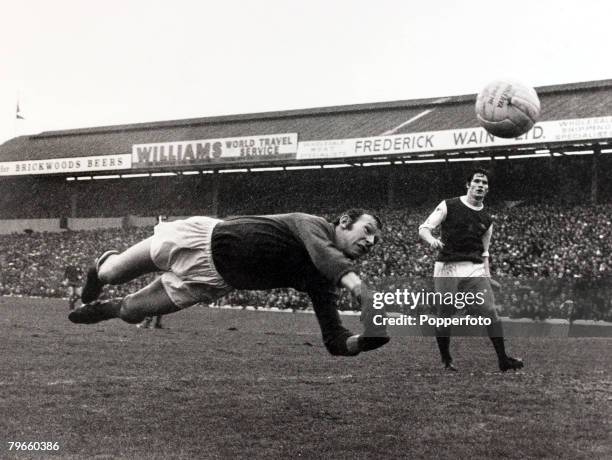 Sport/Football, FA Cup Fourth Round, 23rd January 1971, Portsmouth 1 v Arsenal 1, Arsenal goalkeeper Bob Wilson dives at full stretch to save as Pat...