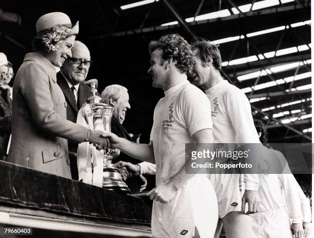 Sport/Football, FA Cup Final, Wembley, London, England, 6th May 1972, Leeds United 1 v Arsenal 0, Queen Elizabeth II presents the F,A,Cup to Leeds...