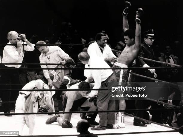 Sport/Boxing, The Felt Forum, New York, USA, 7th December 1971, Heavyweight Championship Fight, Muhammad Ali v Oscar Bonavena, Muhammad Ali raises...