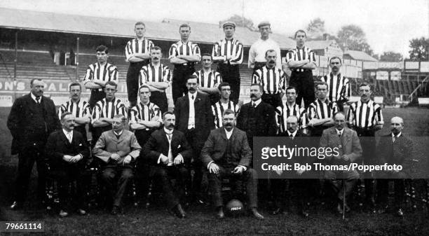 Sport, Football, 1905-1906, The Southampton F,C, team pose together for a group photograph: Back row, L-R: Warner, Clark, Clawley, Burrows,...