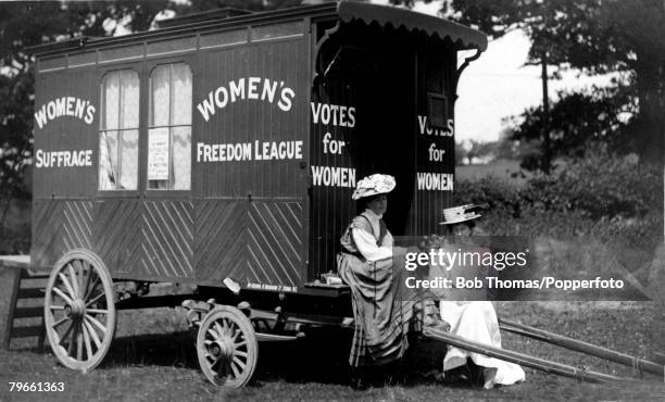 Social History, Suffragettes, circa 1910, A campaign caravan for the Women's Suffragette Freedom League in Tunbridge Wells, Kent, with 2 campaigners...