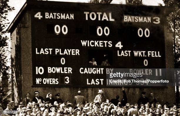Sport, Cricket, Headingley, Leeds, 5th, 6th,7th,8th June 1952, 1st Test Match, England v India , The Headingly scoreboard tells the story of an...
