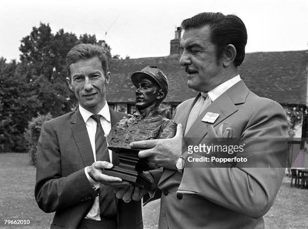 Sport, Horse-Racing, Ascot, England, 17th June 1970, Raymond "Teasy Weasy" Bessone the famous hairdresser presents a bust of former horse racing...