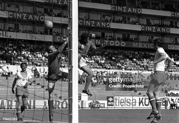 Sport, Football, World Cup Finals, Leon, Mexico, 11th June 1970, Group Four, Bulgaria 1 v Morocco 1, Bulgarian goalkeeper Simeon Simenov punches...