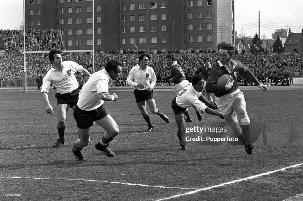 Sport, Rugby Union, Five Nations Championships, Paris, France, 27th March 1971, France 5 v Wales 9, JPR Williams of Wales evades a tackle from France's Roger Bourgarel during the match at the Colombes Stadium