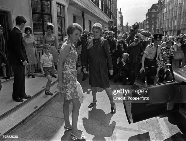 London, England, 17th July 1971, HRH Princess Anne leaves a London hospital 10 days after an operation to remove an inflamed ovarian cyst