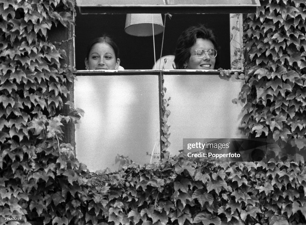 Sport, All England Lawn Tennis Championships, Wimbledon, 7th July 1973, Ladies Singles Final, USA finalists Chris Evert (left) and Billie Jean-King watch the rain from the Ladies dressing room as they wait to play