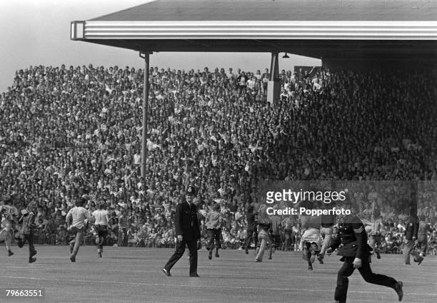 Sport, Football, English League Division One, London, England, 25th August 1973, Arsenal v Manchester United, Helpless policemen face a hopeless task...