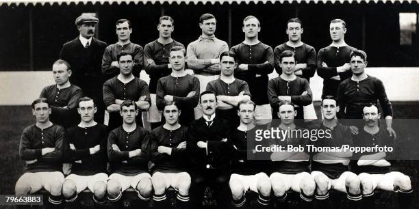 Sport, Football, Woolwich Arsenal, 1910-1911, Back row: L-R: Trainer; Hardy, Dick, Thomson, Bateup, Common, Rippon, Hedley, Middle row:L-R: Gray,...