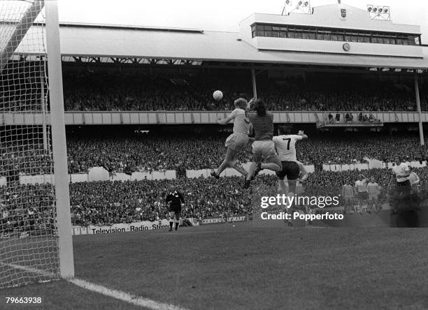 Sport, Football, English League Division One, London, England, 1st September 1973, Tottenham Hotspur 0 v Leeds United 3, Leeds goalkeeper David...